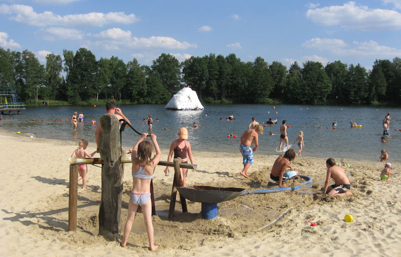 Badeszene am Strand mit Kindern